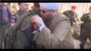Радостные Сирийцы обнимают Чеченских полицейских. После разгрома ИГ Радостные Сирийцы обнимают Чеченских полицейских. После разгрома ИГ