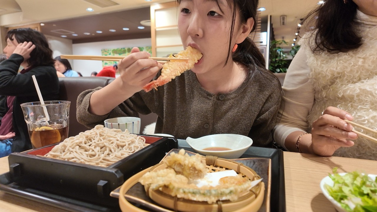 新宿伊勢丹百貨店で食事をし、浅草へ向かう韓国人家族 신주쿠 이세탄 백화점에서 식사를 하고 아사쿠사로 향하는 가족