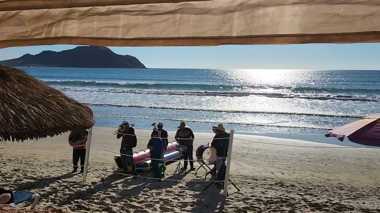 Beautiful surprise beach band in Mazatlán at El CID Hotel. فرقة موسيقية شاطئية رائعة ومفاجئة المكسيك