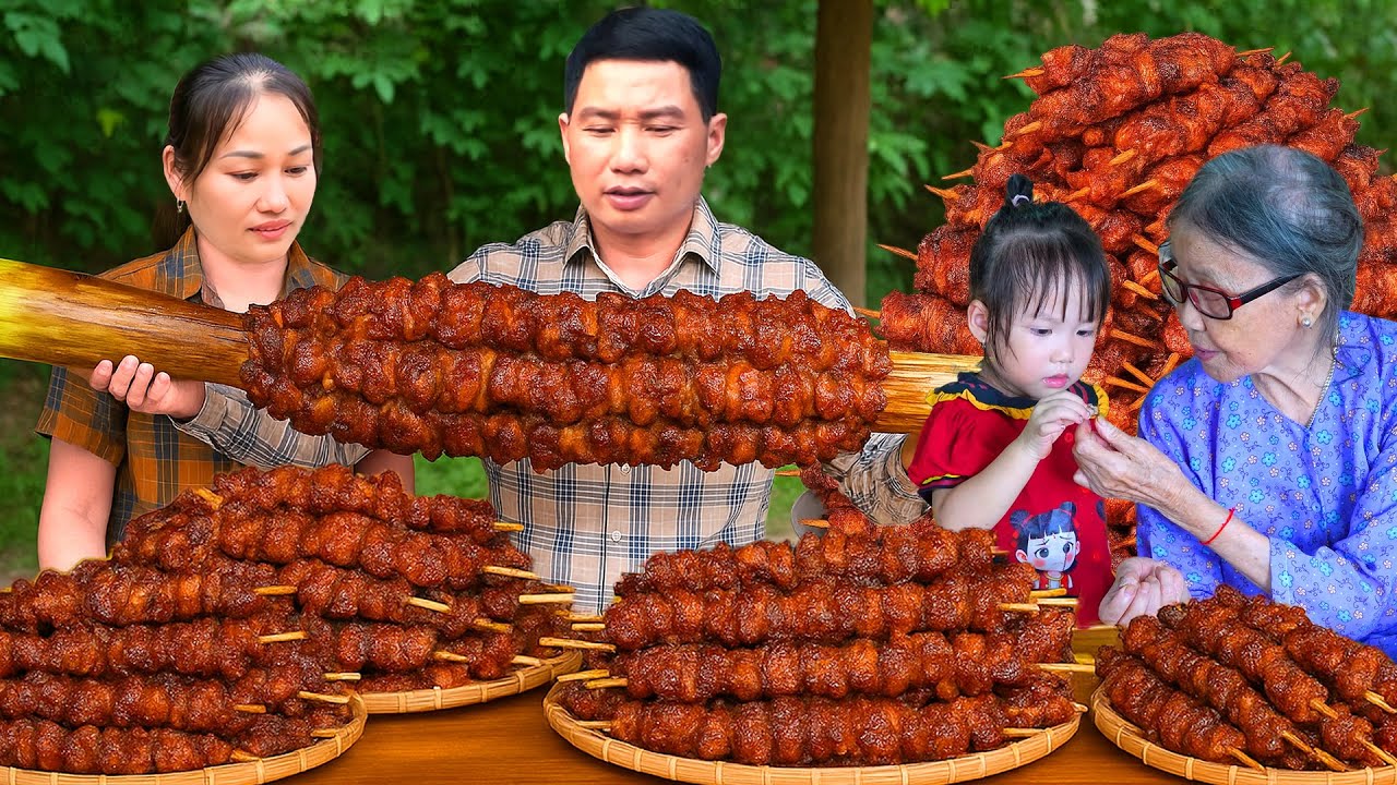 AN Grills Pork on Banana Tree - TAN Welcomes Mom to the Farm for Family Dinner | Phuc An Daily Life