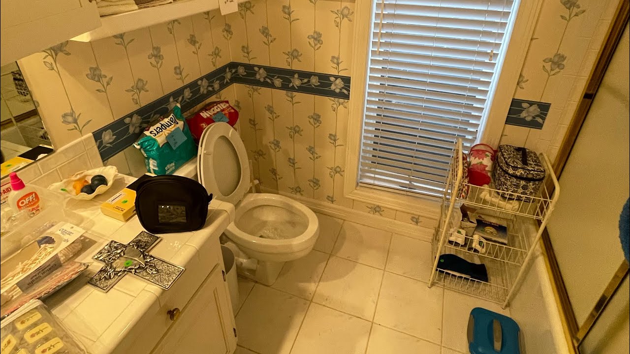 Flushing a old toliet YouTube