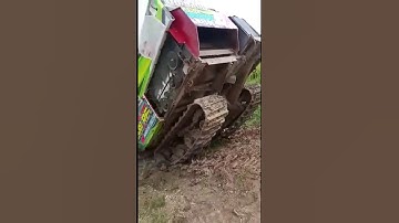 máy cắt lúa xuống dốc bị cấm đầu P347