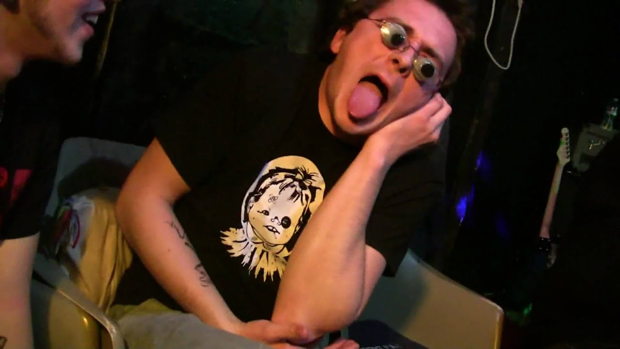 SLUTTY EARTH ON 191LIVE SHOW: TOM GETS EYEBALLS