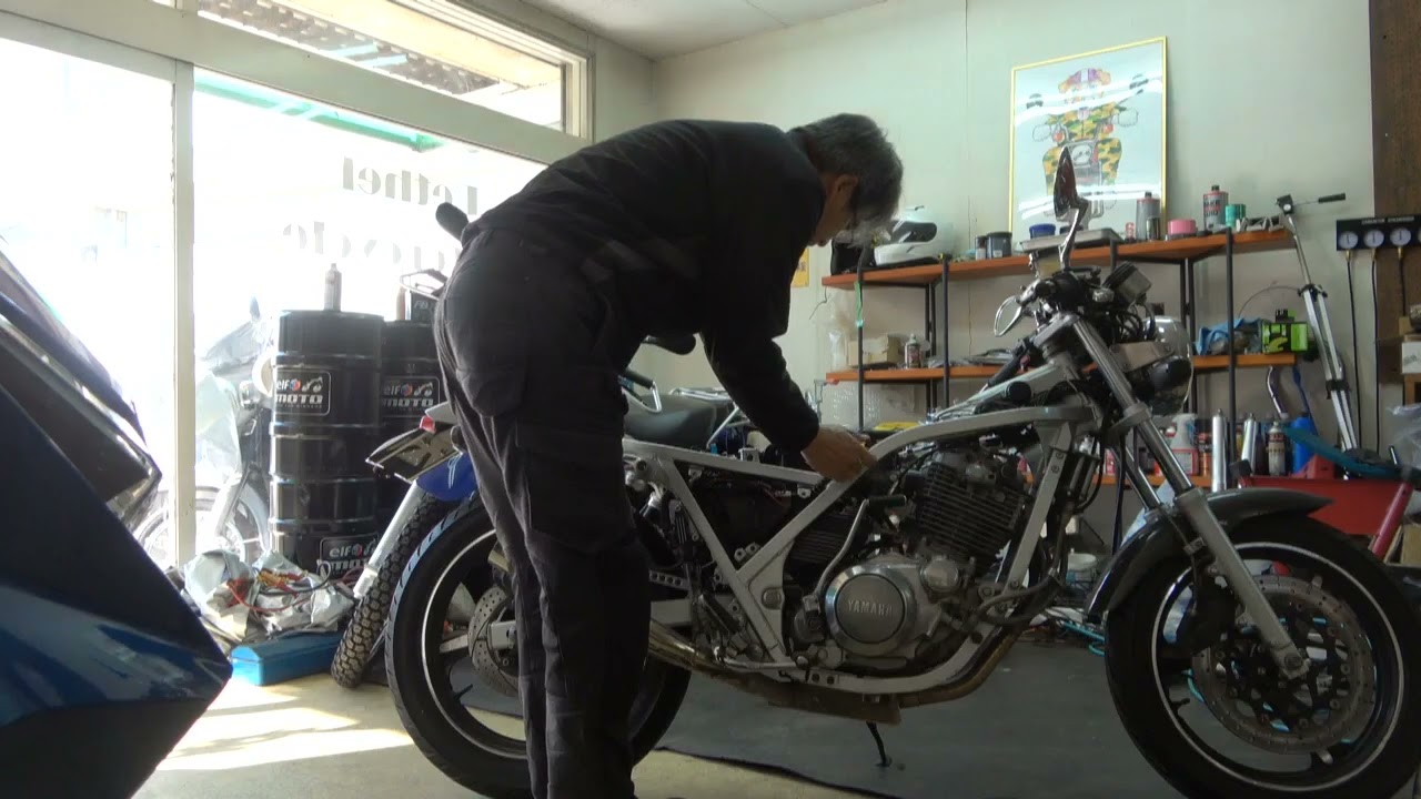 SRX600: Removing the carburetor again - YouTube