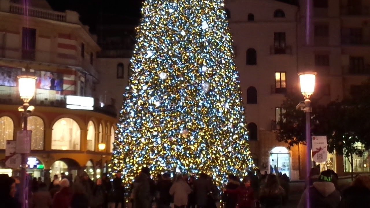 Luci Di Natale Salerno.L Albero Di Natale 2017 2018 A Salerno Youtube