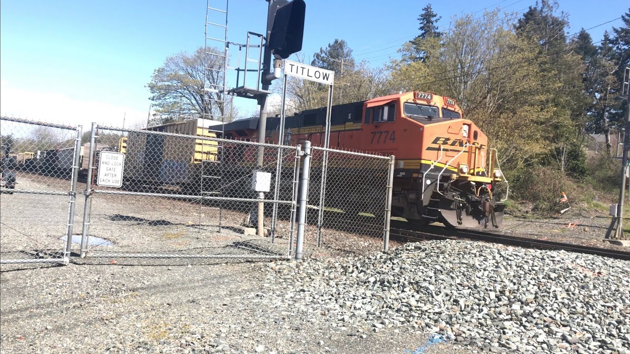 One of the shortest BNSF trains I’ve ever seen. BNSF 7774 SB Titlow, WA