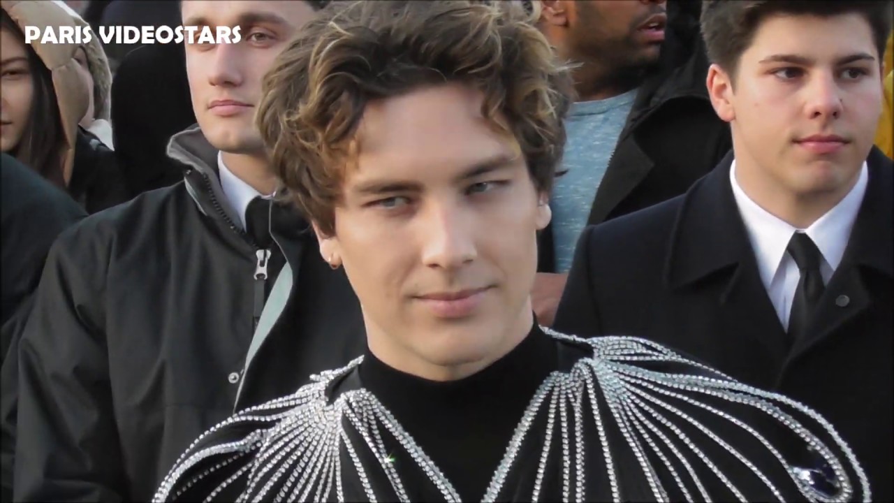 Cody Fern CELEBRITES : Arrivee defile pret a porter Louis Vuitton Automne  Hiver - Paris - 03 03 2020