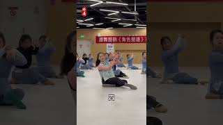角色塑造《手势》组合教学片段\用身体模仿自然万物，用想象为动作注魂，使得每一次的舞动都是与自然与天地的对话...3月北京开课～\#角色塑造 #中国古典舞 #成人舞蹈零基础 #北京成人古典舞