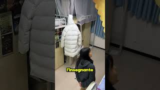**La Ragazza che si è Travestita da Giacca per Sfuggire all'Insegnante! 😱🧥😂**