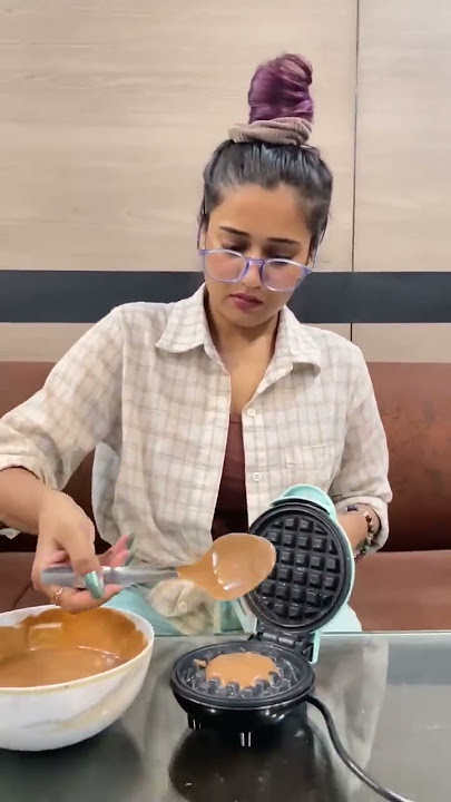 Trying out this Mini Waffle Maker 🧇 💁🏻‍♀️ #gimaashi #shorts #ytshorts #wafflemaker #waffle