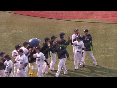 巨人に勝利後のハイタッチ　ヤクルトvs巨人　2017年3月20日