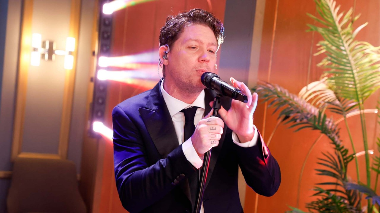 Emanero cerró la #mesaza con un mini recital espectacular para todos los invitados