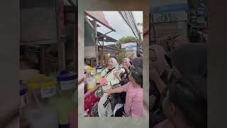 Santai sore beli gorengan ditemenin sama para tetangganya iciss 😎😎🤩🤩 #riaricisterbaru #riaricis