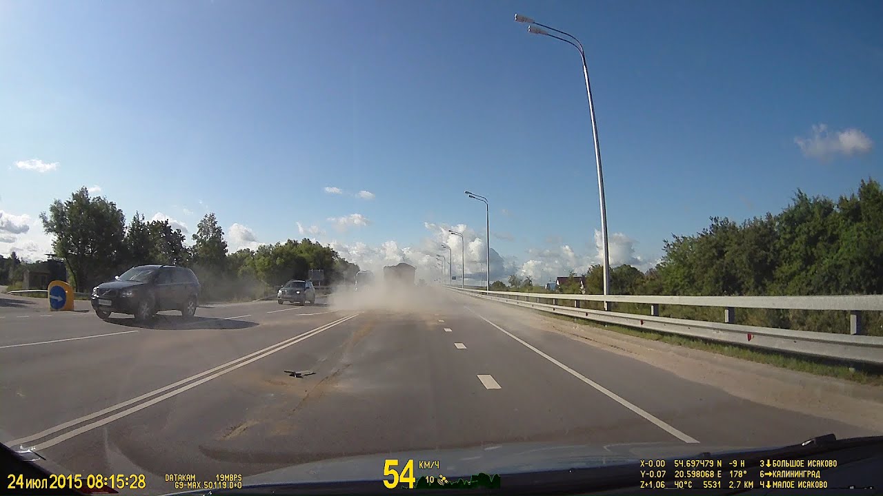 У тягача лопнула шина (повезло, без последствий) - YouTube