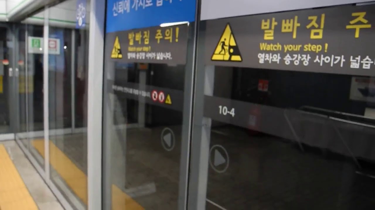 Seoul Metro Line 2 trains arriving and departing Gangnam Station - YouTube