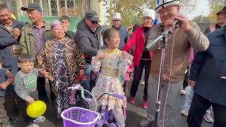 видео: ✅ Кичинекей кыздын өтүнүчү менен 6 көп кабаттуу үйдүн айланасына асфальт төшөлдү картинка: ✅ Кичинекей кыздын өтүнүчү менен 6 көп кабаттуу үйдүн айланасына асфальт төшөлдү