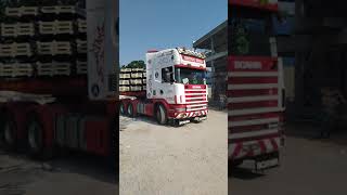 SCANIA's V8, 580, 8 axle masuk site dengan muatan bumbung 25 meter