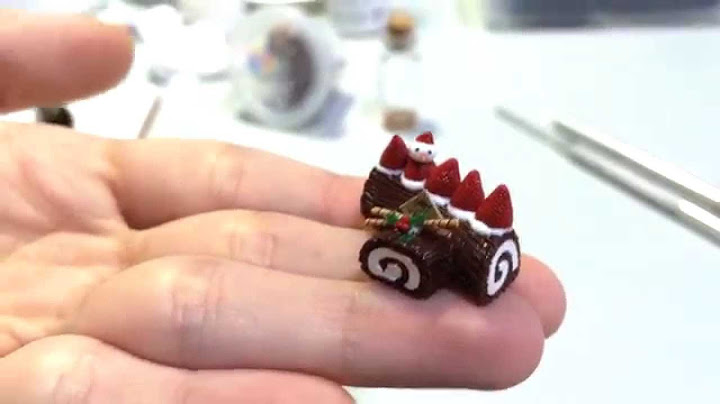 Making a miniature Christmas Log Cake