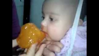 3 Aylık Nisa Bebek Cennet Elmasını Böyle Yiyor