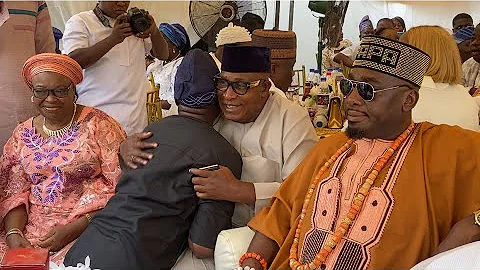 PAPI ALUWE KNEEL DOWN TO GREET OGA BELLO AT JIDE KOSOKO 70TH BIRTHDAY