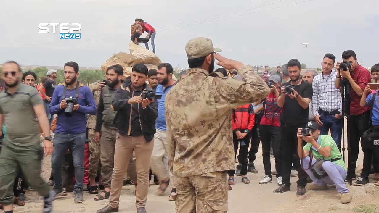 مراسم رفع علم الثورة السوريّة في بلدة عنجارة غرب حلب بحضور قيادات عسكرية وفعاليات مدنيّة