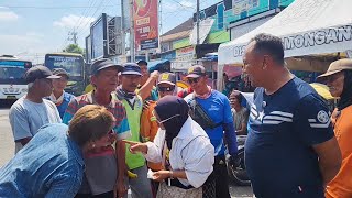 Download Lagu PAK PURNOMO DAN 2 PELAWAK SAAT BERBAGI UNTUK PARA TUKANG BECAK. SEMUA TERTAWA DI PINGGIR JALAN MP3 Download Lagu PAK PURNOMO DAN 2 PELAWAK SAAT BERBAGI UNTUK PARA TUKANG BECAK. SEMUA TERTAWA DI PINGGIR JALAN MP3