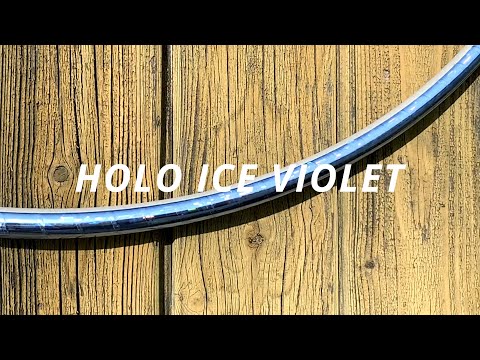 Dieses Video zeigt unser Performance Hula Hoop Modell &quot;Holo Ice Violet&quot; als Nahaufnahme in Bewegung bei Sonnenlicht.Tapes: 12 mm grey grip / holo ice violetF...