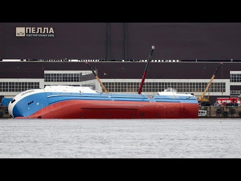 В Санкт Петербурге опрокинулось строящееся судно