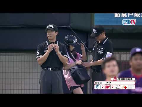 08/27 富邦 VS 味全 四局上，味全針對一壘攻防提出挑戰，成功改判形成雙殺