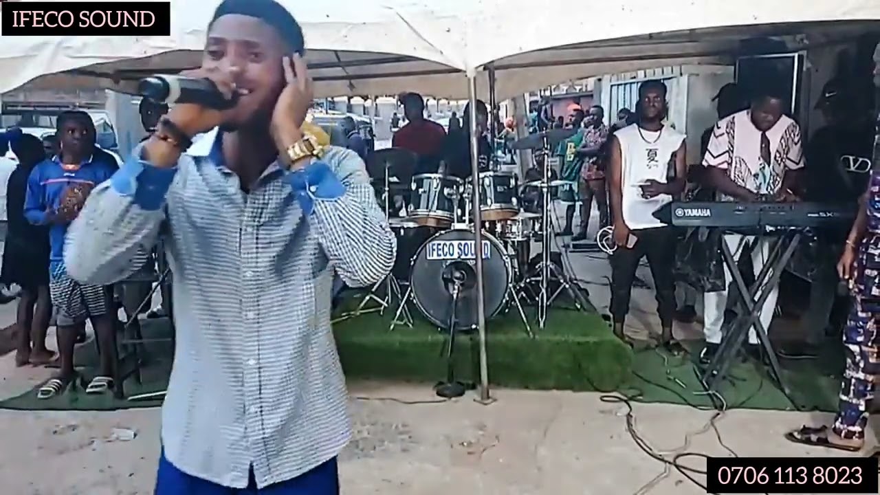 One Of PRINCE GOZIE OKEKE Backups performs live on Stage...