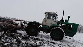 Вспашка поля после подсолнуха, по снегу, в феврале 2018 года трактором Т-150к