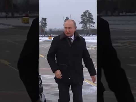 #putin #lider #presidente #rusia Putin bids farewell to a visiting child.