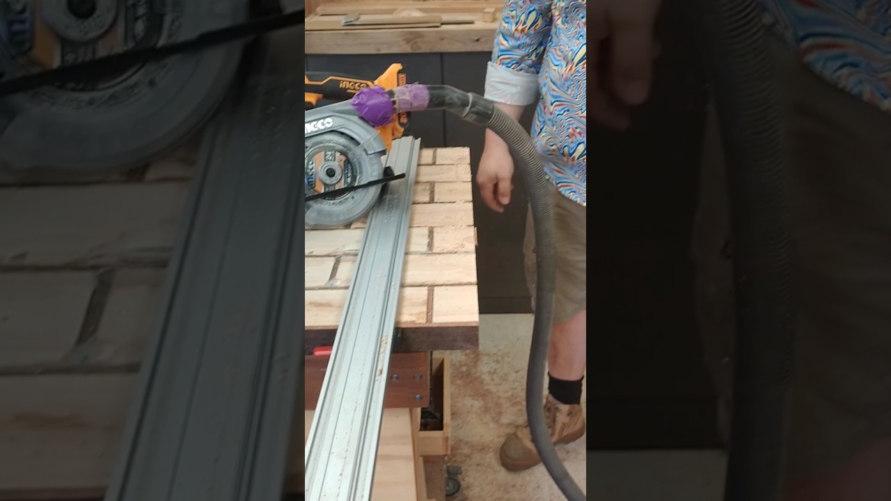 Ingco 140 mm 20V circular saw in action 