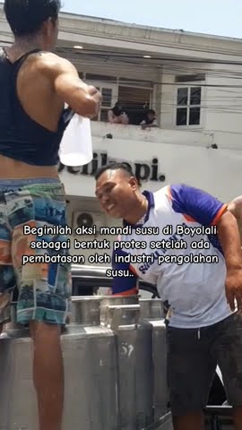 Detik2 aksi mandi SUSU di Boyolali | protes pembatasan kuota pejualan susu oleh IPS