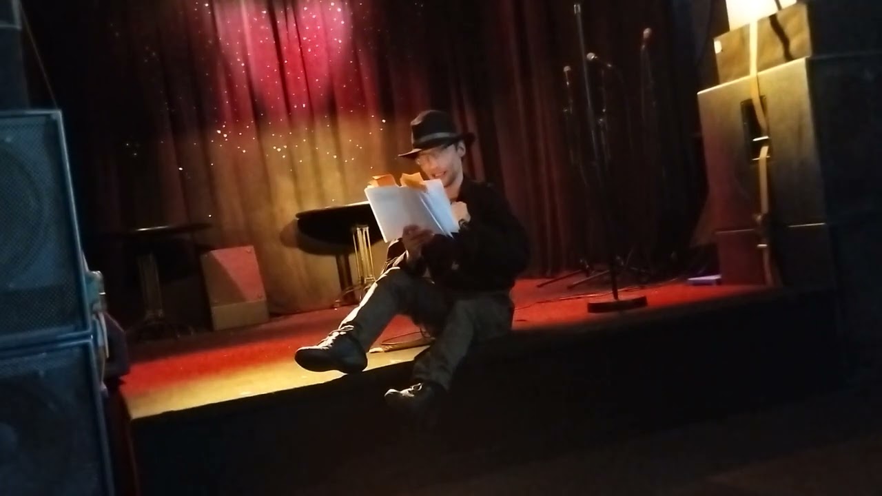 Timo Hellman lausuu runoja  @ Ravintola Musta Kynnys, Finncon 6.7.2024