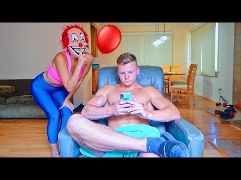 “it”-creepy-clown-prank-on-boyfriend...*freaked-out*