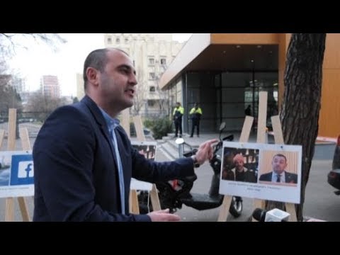 სარჩელი  ნაძვის ხესა და ძვირადღირებულ სკამებზე - პერფორმანსი პროკურატურასთან