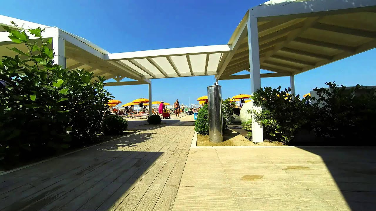 Vita da spiaggia al Bagno 96 Silvano di Riccione - YouTube