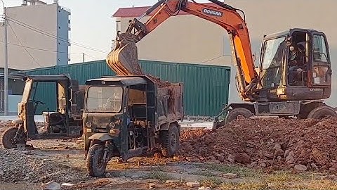 Công nông ba bánh đổ ben | Máy xúc Doosan múc đất lên công nông ba bánh