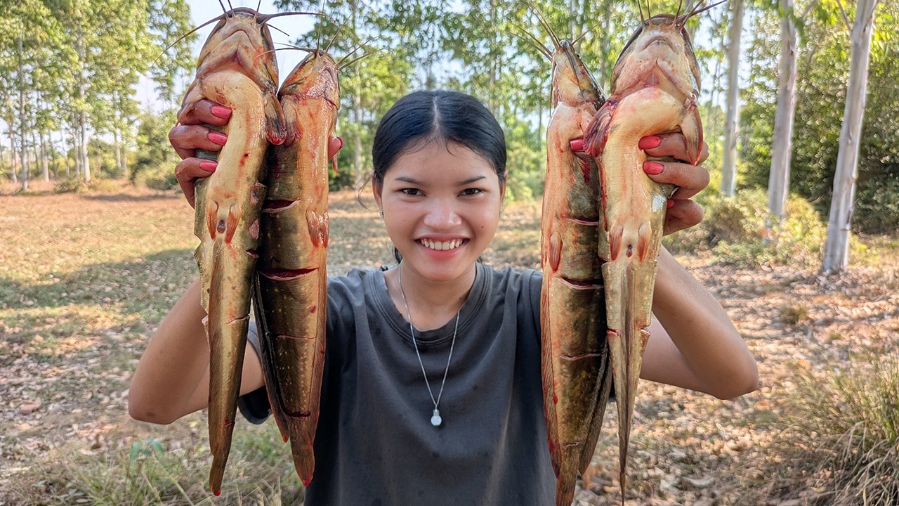 Crispy Fried Catfish Recipe / Deep Fried Catfish with Pickled Mustard Green / Eating Crunchy Catfish