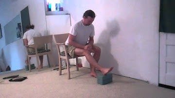 How to Stretch Your Hamstrings in a Chair 1/2