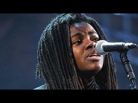 Video: Vlera neto e Tracy Chapman: Wiki, e martuar, familja, dasma, paga, vëllezërit e motrat