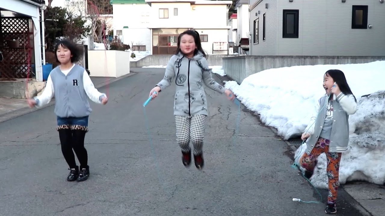 久しぶりの縄跳びに興奮する三姉妹