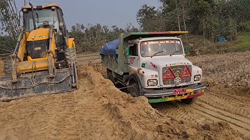 Jcb Backhoe machine loading dirt and loading soil in tractors @roadtrendmachinework