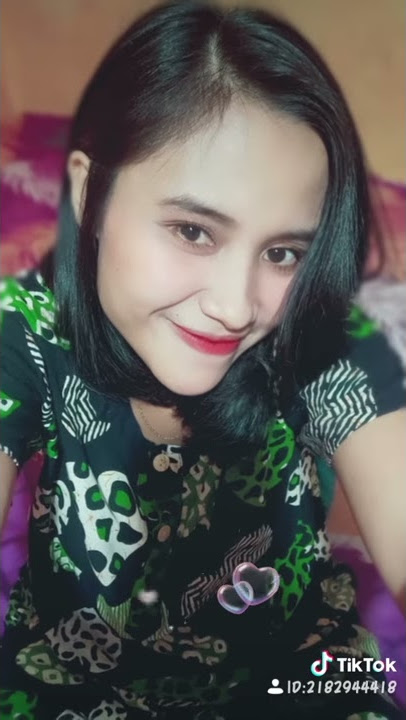 Bibir tersenyum hati menangis
