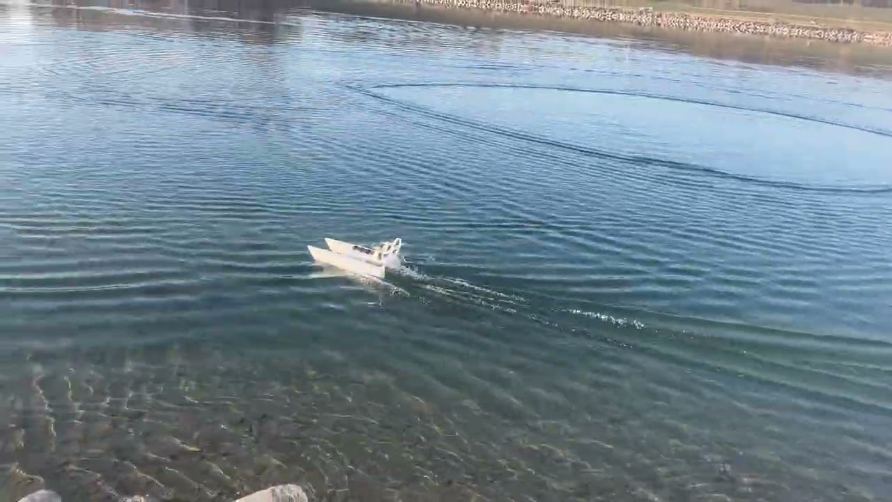 3D printed Quad Prop RC Catamaran - 4 motors at work (wider field of view)