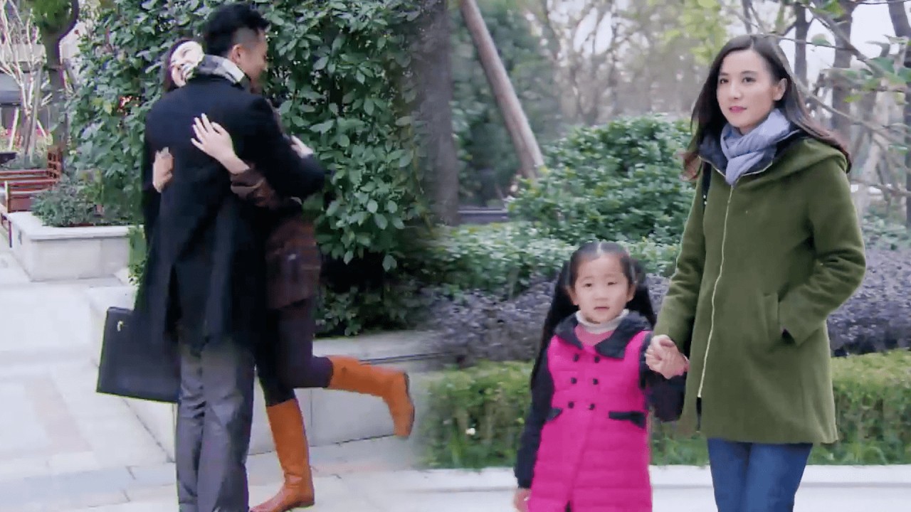 Он привёл любовницу домой, не зная, что жена и дочь ждали всю ночь и ушли.