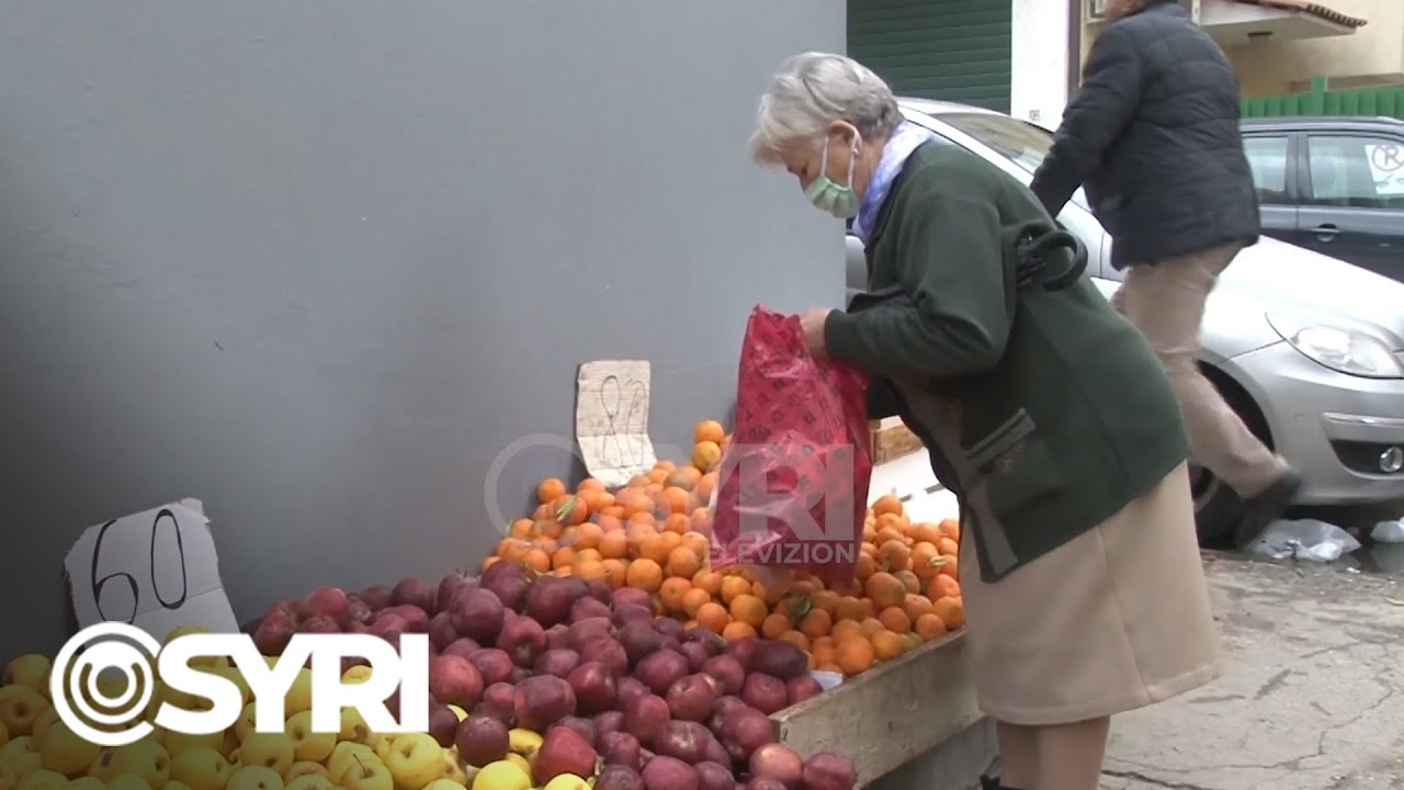 Durrës, fruta-perimet shiten në rrugë. Tregu i ri ende i papërfunduar