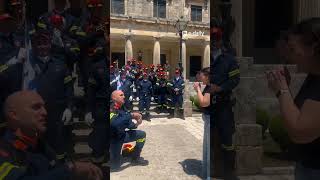 Κέρκυρα: Δασοπυροσβέστης έκανε πρόταση γάμου με τη μονάδα του στο πλευρό του