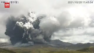 Momen Gunung Berapi Aktif Terbesar di Jepang Meletus